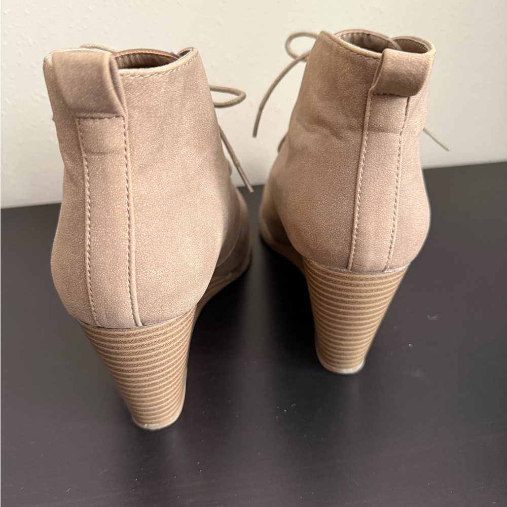 Nautica Tan Lace Up Wedge Ankle Boots Size 10 Textured Faux Suede Look - Picture 3 of 5